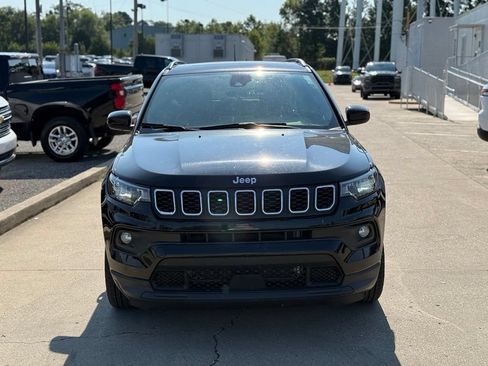 Used 2025 Jeep Compass Latitude w/ Sun & Sound Group AWD/4WD image 3