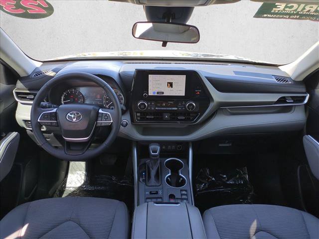 Used 2023 Toyota Highlander LE AWD/4WD image 17