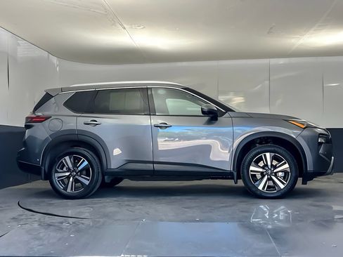 Used 2025 Nissan Rogue SL w/ Tech Package FWD image 2