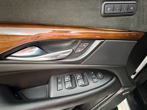 Used 2019 Cadillac Escalade ESV 4WD image 24