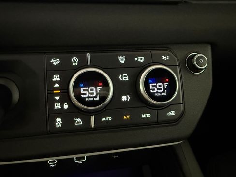 Used 2021 Land Rover Defender 110 X-Dynamic SE AWD/4WD image 18