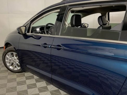 Used 2022 Chrysler Pacifica Touring-L AWD/4WD image 36