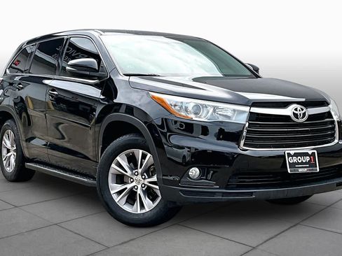 Used 2015 Toyota Highlander Plus FWD image 2
