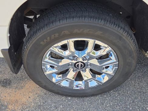 Used 2024 Nissan Titan SV w/ SV Convenience Package RWD image 13