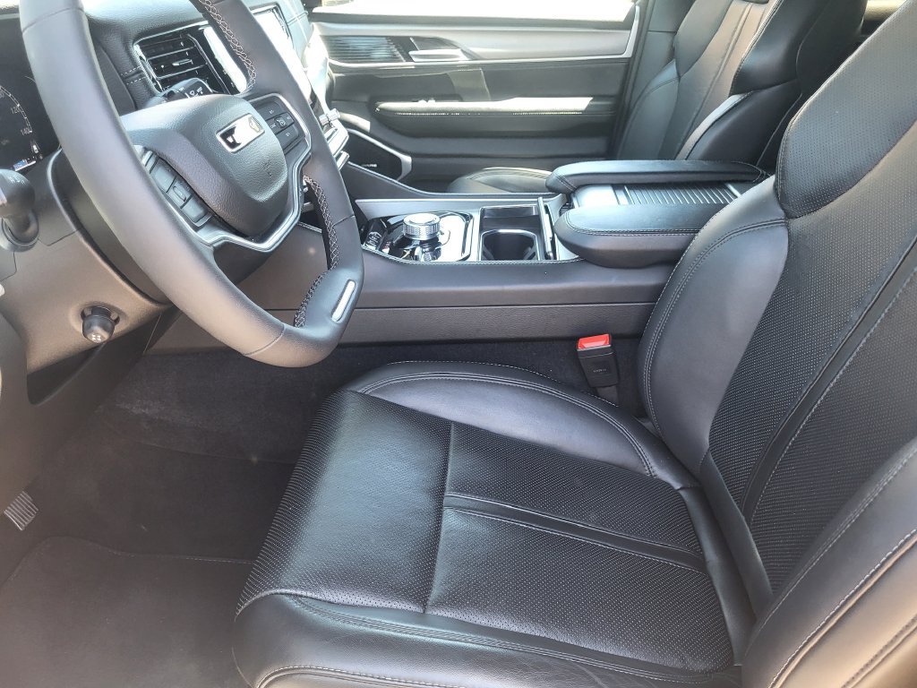 Used 2025 Jeep Wagoneer 4WD image 13