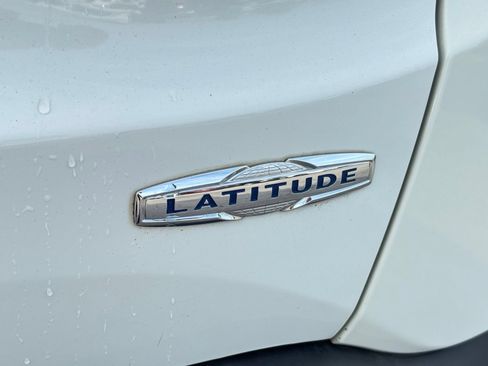 Used 2018 Jeep Renegade Latitude w/ Advanced Technology Group FWD image 3