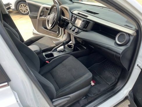 Used 2017 Toyota RAV4 LE FWD image 15