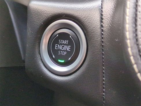 Used 2024 GMC Yukon SLT w/ SLT Luxury Package image 28