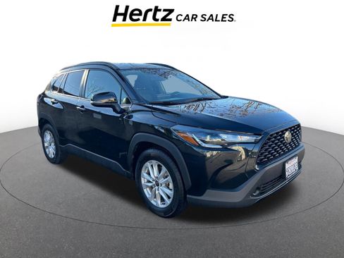 Used 2025 Toyota Corolla Cross LE image 1