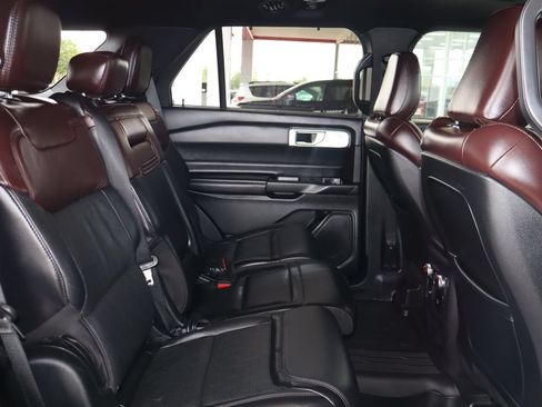 Used 2020 Ford Explorer Platinum w/ Premium Technology Package AWD/4WD image 44