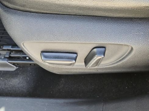 Used 2020 Toyota Highlander LE image 28