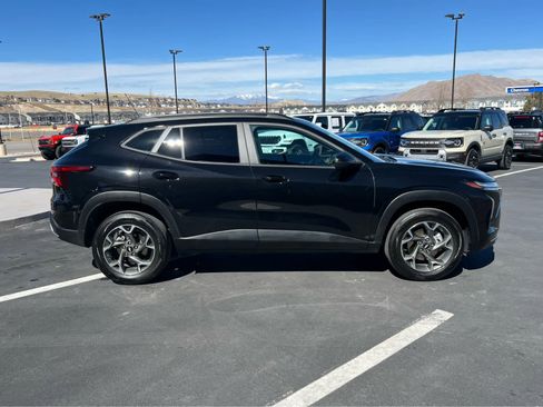Used 2024 Chevrolet Trax LT w/ Driver Confidence Package image 6