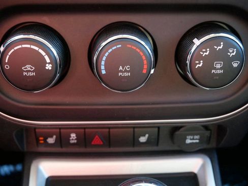 Used 2015 Jeep Compass Latitude image 21