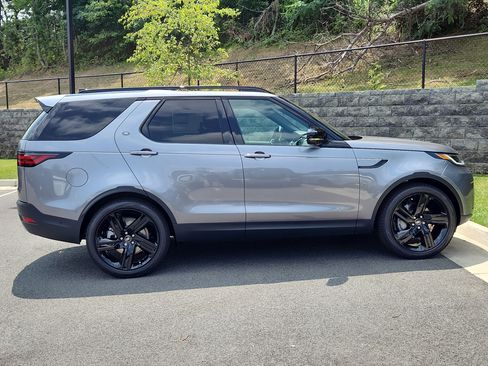 Used 2025 Land Rover Discovery S image 11