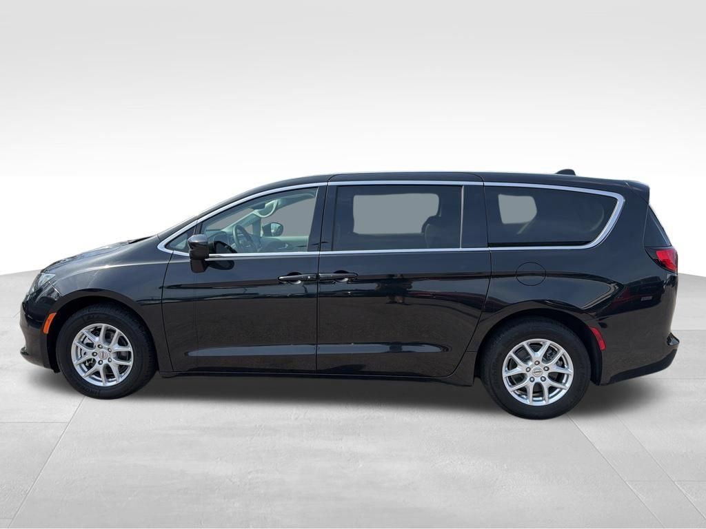 Used 2023 Chrysler Voyager LX FWD image 2