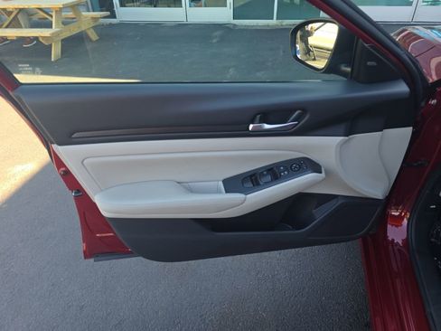 Used 2025 Nissan Altima 2.5 SV FWD image 12