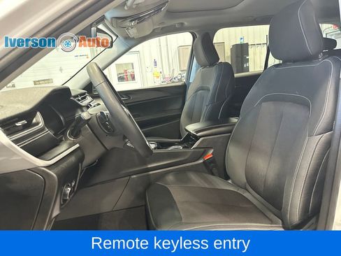 Used 2023 Jeep Grand Cherokee Laredo w/ Luxury Tech Group I AWD/4WD image 18