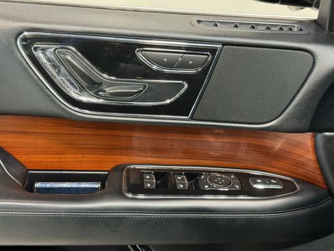 Used 2018 Lincoln Navigator Select image 12