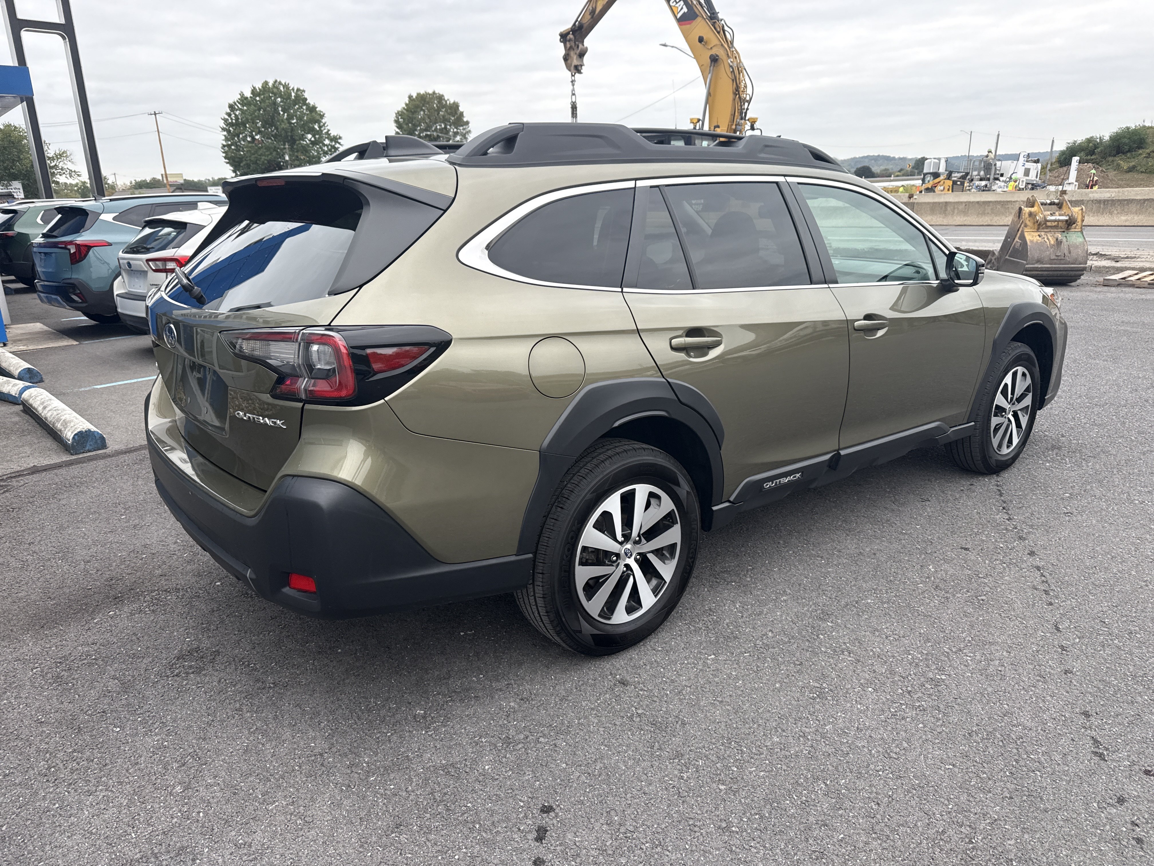 Used 2025 Subaru Outback Premium AWD/4WD image 3