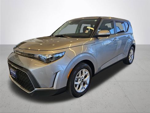 Used 2025 Kia Soul LX w/ LX Technology Package image 2