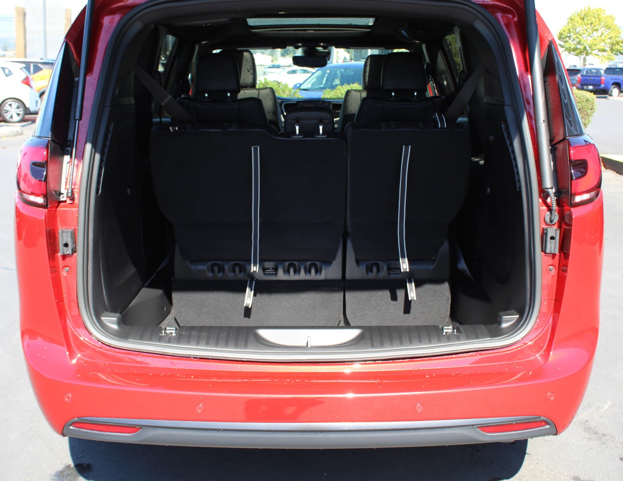 Used 2025 Chrysler Pacifica Select w/ Fav Edition Package FWD image 17