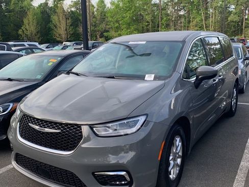 Used 2023 Chrysler Pacifica Touring-L image 49