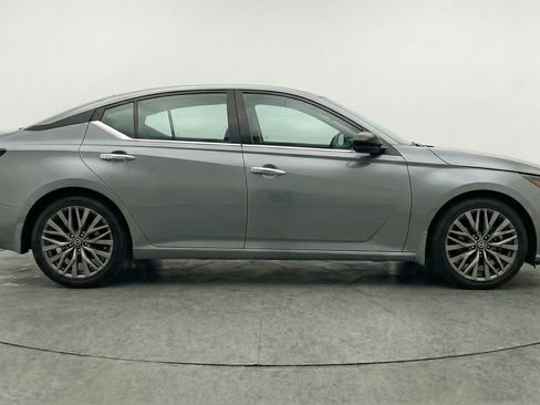 Used 2025 Nissan Altima 2.5 SV FWD image 11