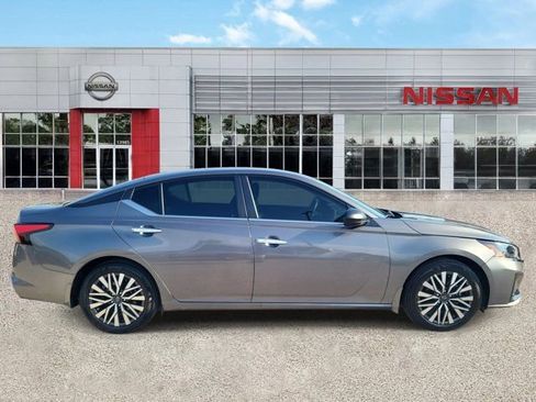 Certified 2024 Nissan Altima 2.5 SV FWD image 3