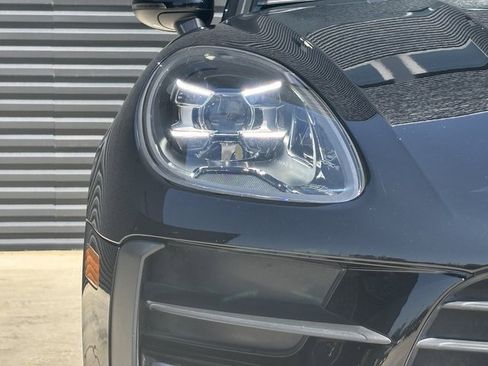 Certified 2021 Porsche Macan image 12