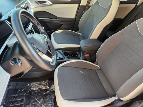 Used 2025 Volkswagen Taos SE image 5