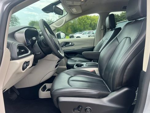 Used 2023 Chrysler Pacifica Touring-L FWD image 4