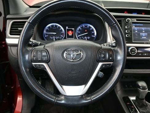 Used 2018 Toyota Highlander SE image 6