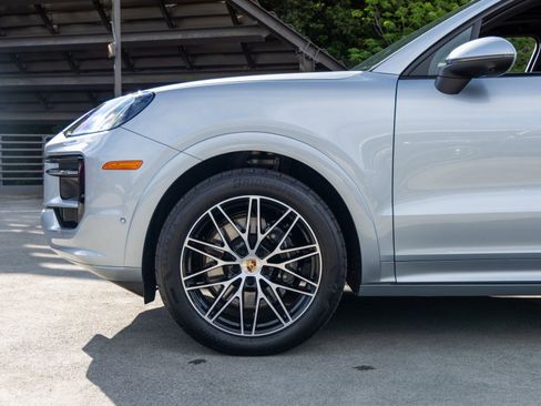 Certified 2025 Porsche Cayenne AWD/4WD image 13