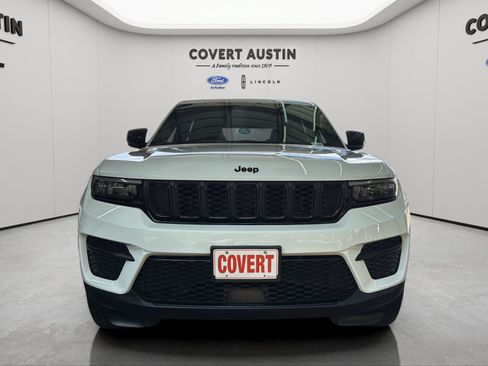 Used 2024 Jeep Grand Cherokee Altitude RWD image 9