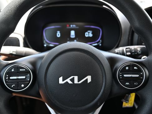 Used 2025 Kia Soul LX w/ LX Technology Package FWD image 26