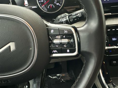 Used 2024 Kia Carnival EX image 27