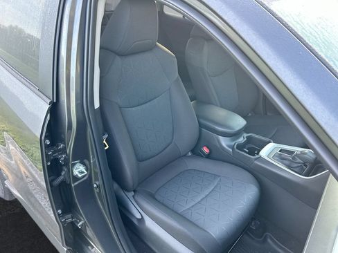 Used 2025 Toyota RAV4 XLE FWD image 32