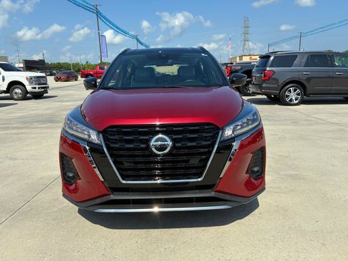 Used 2021 Nissan Kicks SR w/ SR Premium Package FWD image 3