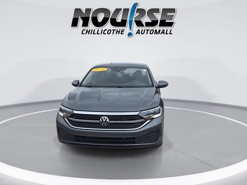 Used 2024 Volkswagen Jetta SE FWD image 3