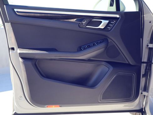 Certified 2024 Porsche Macan image 13