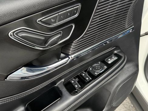 Used 2022 Lincoln Corsair AWD w/ Premium Package image 12