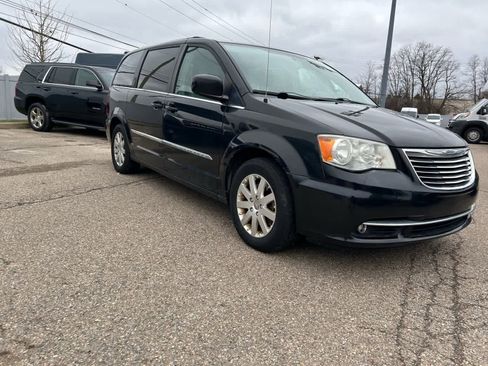 Used 2013 Chrysler Town & Country Touring image 5