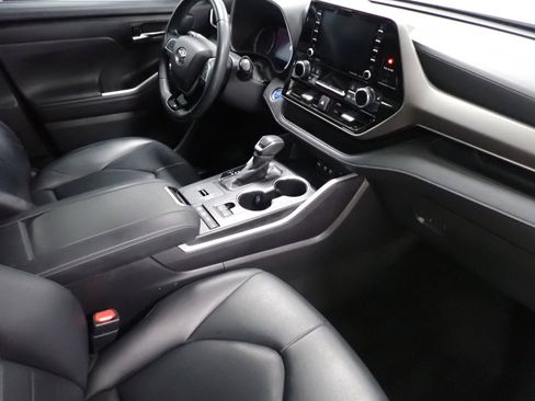 Used 2020 Toyota Highlander XLE image 6
