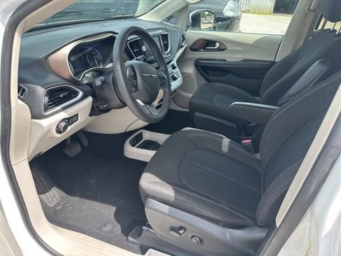 Used 2022 Chrysler Voyager LX FWD image 11