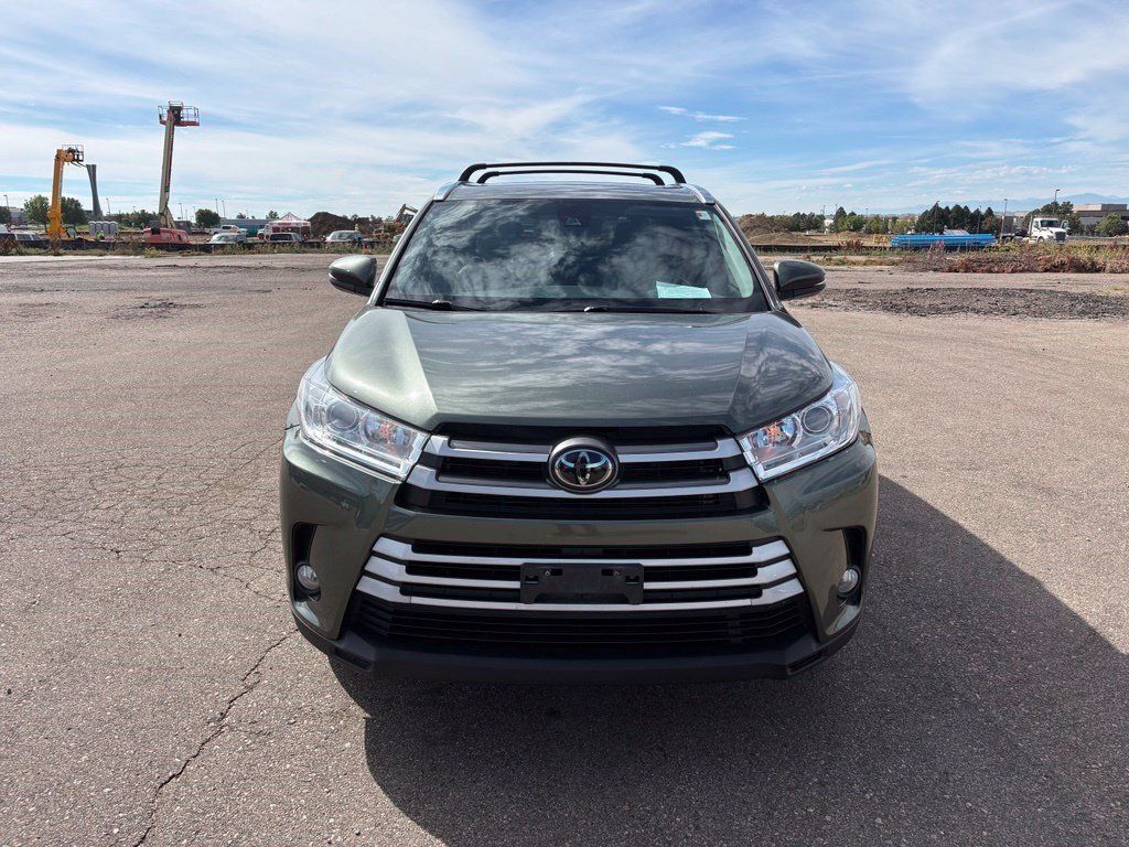 Used 2017 Toyota Highlander XLE AWD/4WD image 2