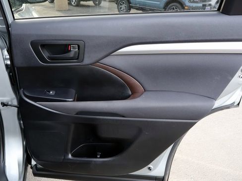 Used 2019 Toyota Highlander LE image 18