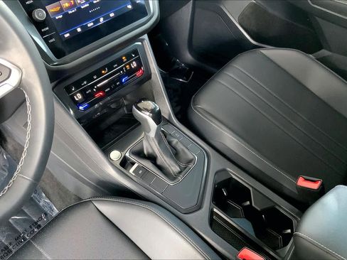 Used 2023 Volkswagen Tiguan SE w/ Panoramic Sunroof Package FWD image 18