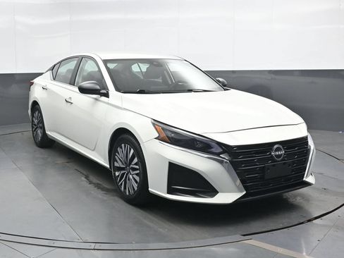 Used 2025 Nissan Altima 2.5 SV FWD image 4