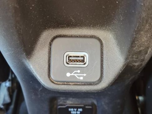 Used 2021 Jeep Renegade Latitude AWD/4WD image 13