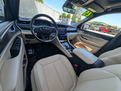 Used 2025 Jeep Grand Cherokee L Limited w/ Luxury Tech Group II AWD/4WD image 9